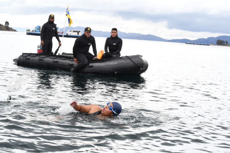 Sargentos Navales cruzando a nado el estrecho del Tiquina