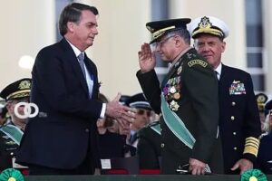 Jair Bolsonaro saluda al general del Ejército Eduardo Pujol, en Brasilia, 2019.EFE/Agencia Brasil