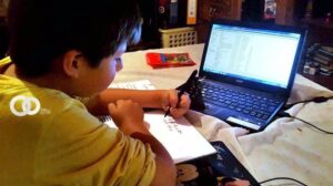 Un estudiante en una clase virtual. | Carlos López