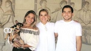 Jeanine Añez y sus hijos