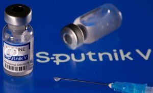 © Reuters. Ilustración con frasco etiquetado "vacuna contra la enfermedad del coronavirus Sputnik V (COVID-19)" sobre el logotipo de Sputnik V