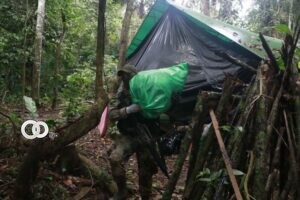 Un agente antinarcóticos boliviano desmantela un "megalaboratorio" para la cristalización de cocaína, hoy en la comunidad Santa Teresita (Bolivia). Foto: EFE