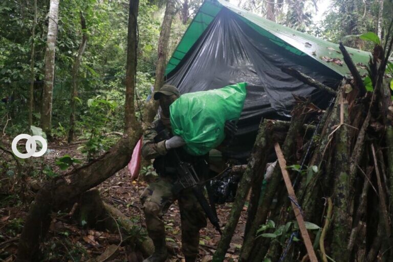 Un agente antinarcóticos boliviano desmantela un "megalaboratorio" para la cristalización de cocaína, hoy en la comunidad Santa Teresita (Bolivia). Foto: EFE