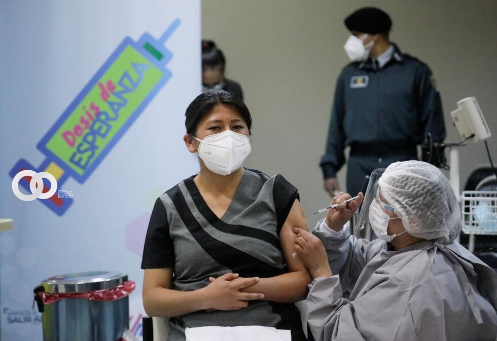 Una trabajadora de la salud recibe una dosis de la vacuna Sputnik V contra la enfermedad por coronavirus (COVID-19) en el Hospital del Norte en El Alto, afueras de La Paz, Bolivia, 30 de enero de 2021.