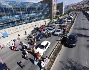 El bloqueo en la avenida Costanera, la mañana de este miércoles. / Foto: Freddy Barragán, Página Siete