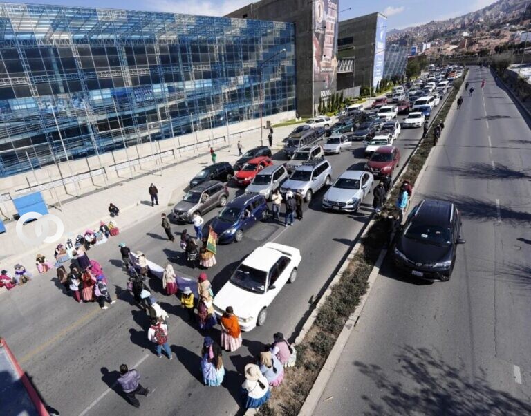 El bloqueo en la avenida Costanera, la mañana de este miércoles. / Foto: Freddy Barragán, Página Siete