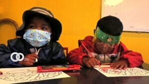 ACOMPAÑA CRÓNICA BOLIVIA EDUCACIÓN***AME3492. SAN PABLO DE TIQUINA (BOLIVIA), 18/03/2021.- Dos niños asisten a clase, el 10 de marzo de 2021, en San Pablo de Tiquina, una pequeña población en las orillas del lago Titicaca (Bolivia). La educación durante la pandemia se ha convertido en un desafío en Bolivia por las carencias y contrastes del modelo a distancia, mientras que en el campo se ha optado labores semipresenciales con relativas medidas de bioseguridad ante las limitaciones de conectividad. El año escolar comenzó en febrero con el peso de una gestión anterior con muchos tropiezos como la suspensión de clases presenciales en marzo y la clausura anticipada del año escolar en agosto de 2020. EFE/ Gabriel Romano