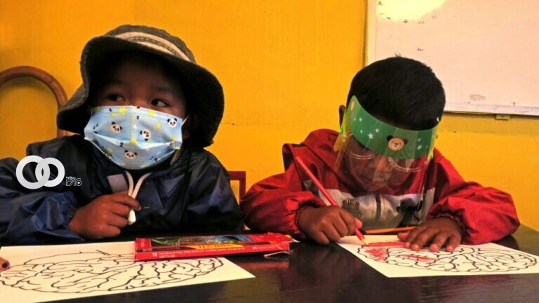 ACOMPAÑA CRÓNICA BOLIVIA EDUCACIÓN***AME3492. SAN PABLO DE TIQUINA (BOLIVIA), 18/03/2021.- Dos niños asisten a clase, el 10 de marzo de 2021, en San Pablo de Tiquina, una pequeña población en las orillas del lago Titicaca (Bolivia). La educación durante la pandemia se ha convertido en un desafío en Bolivia por las carencias y contrastes del modelo a distancia, mientras que en el campo se ha optado labores semipresenciales con relativas medidas de bioseguridad ante las limitaciones de conectividad. El año escolar comenzó en febrero con el peso de una gestión anterior con muchos tropiezos como la suspensión de clases presenciales en marzo y la clausura anticipada del año escolar en agosto de 2020. EFE/ Gabriel Romano