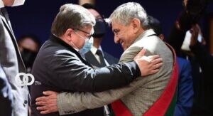 René Sahonero es felicitado por el alcalde Iván Arias. Foto: Álvaro Valero
