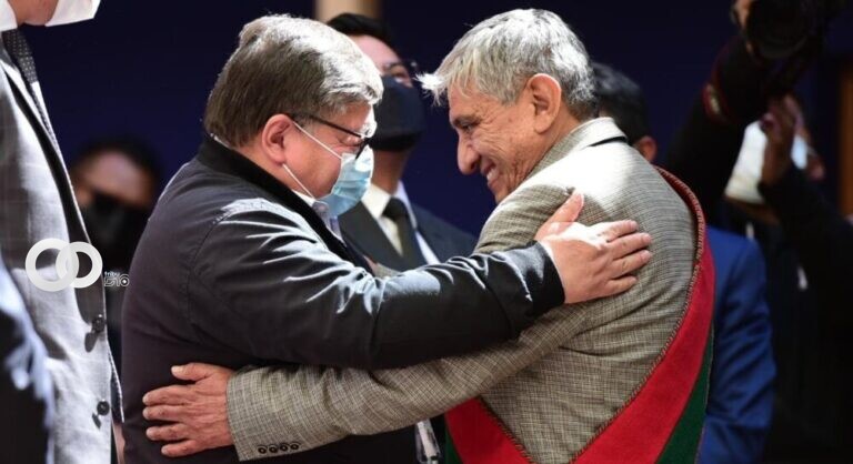 René Sahonero es felicitado por el alcalde Iván Arias. Foto: Álvaro Valero