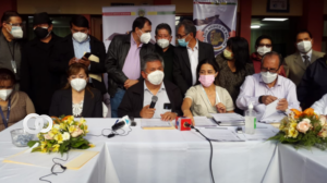 Los profesionales de salud en rueda de prensa. Foto: Ale R.