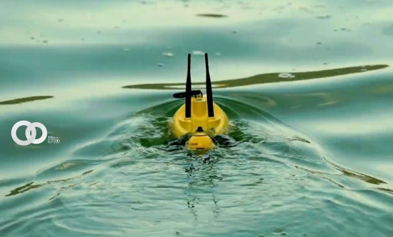 dron acuático dotado de una cámara submarina. 