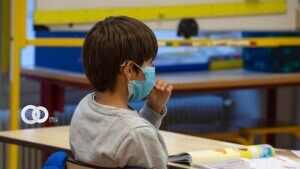Un niño porta mascarilla en el centro escolar | EFE