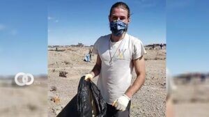 Alexis Dessard durante la jornada de limpieza en Uyuni. | RRSS