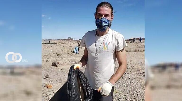 Alexis Dessard durante la jornada de limpieza en Uyuni. | RRSS