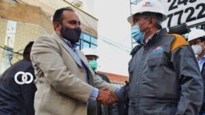 El viceministro Roberto Ríos y el alcalde Iván Arias se dan la mano. Foto: Ministerio de Gobierno