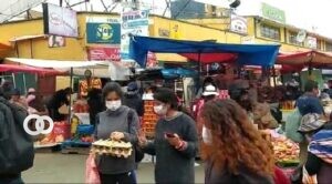 Personas con barbijos en el mercado Rodríguez de la ciudad de La Paz Por Daymira Barriga
