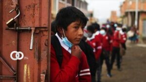 Estudiantes del municipio de Palcoco, en el altiplano de La Paz, asisten a clases día por medio, divididos en dos grupos y con medias de bioseguridad. (SOLO USO EDITORIAL - CRÉDITO OBLIGATORIO: Luis Gandarillas - CORTESÍA - HANDOUT AGENCIA ANADOLU)