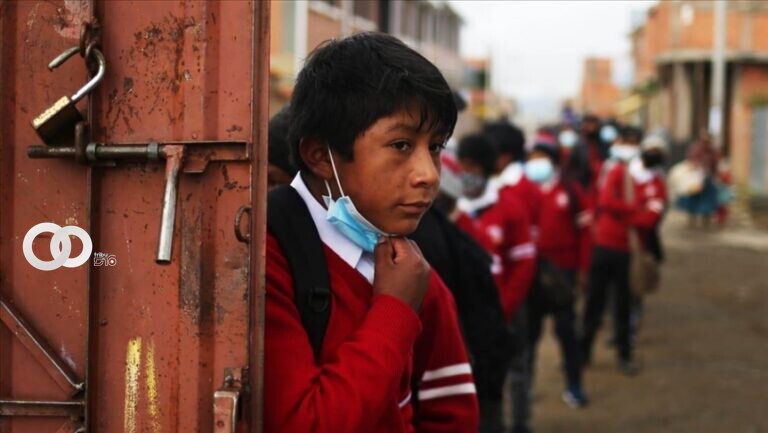 Estudiantes del municipio de Palcoco, en el altiplano de La Paz, asisten a clases día por medio, divididos en dos grupos y con medias de bioseguridad. (SOLO USO EDITORIAL - CRÉDITO OBLIGATORIO: Luis Gandarillas - CORTESÍA - HANDOUT AGENCIA ANADOLU)