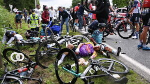 Misteriosa mujer de amarillo generó un caos en el Tour de Francia 2020