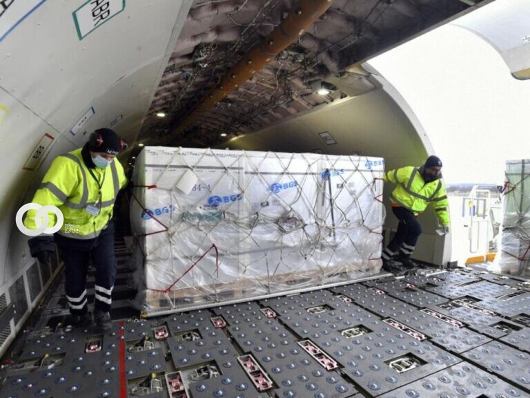 Llega a Bolivia 500.000 vacunas Sinopharm