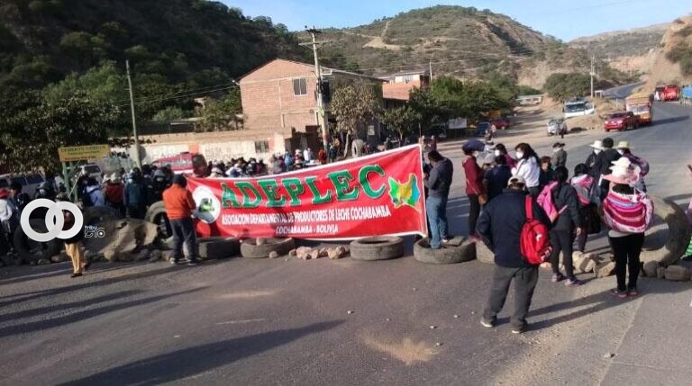 Inician bloqueo en el puente de Parotani en Cochabamba