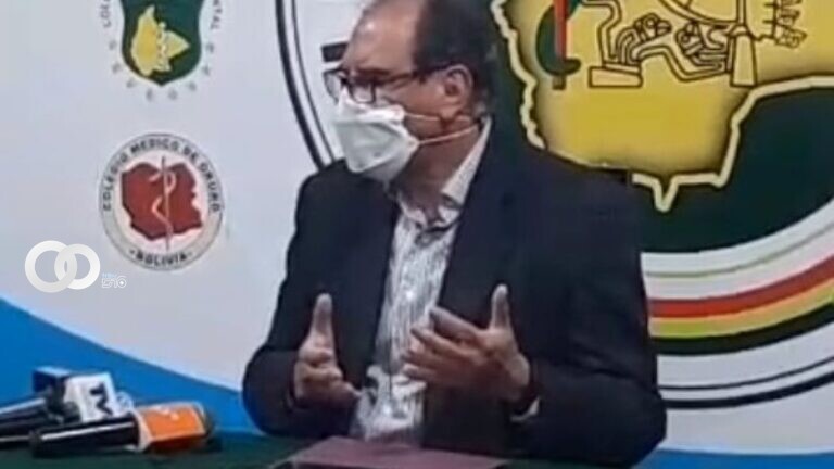 El secretario general del Colegio Médico de Bolivia, Freddy Fernández, este martes en rueda de prensa. Foto: Facebook (Colegio Medico Departamental de La Paz).