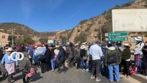 Productores lecheros bloquean Parotani
