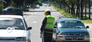Detienen a pareja que vendía pases de circulación de Control Social en Santa Cruz