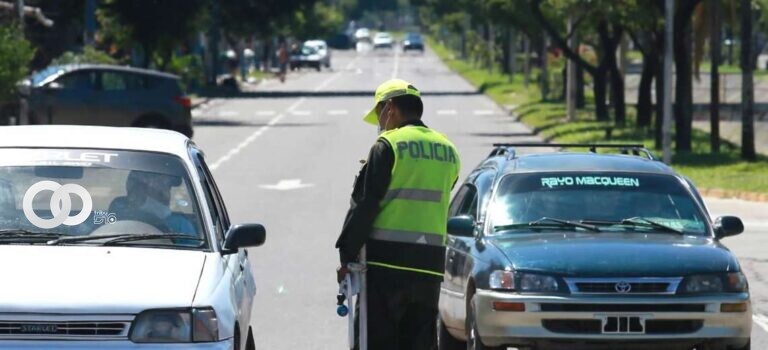 Detienen a pareja que vendía pases de circulación de Control Social en Santa Cruz