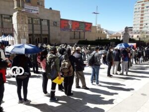 Largas filas jóvenes mayores de 18 años se vacunan