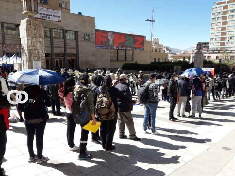 Largas filas jóvenes mayores de 18 años se vacunan