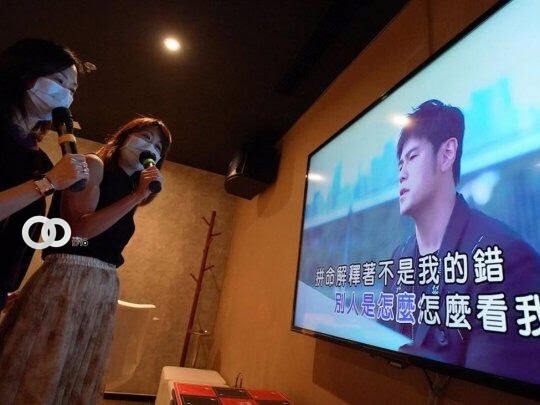 China prohíbe canciones que amenacen la seguridad nacional en karaokes