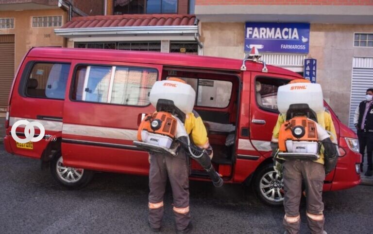 Chóferes desinfectan sus vehículos