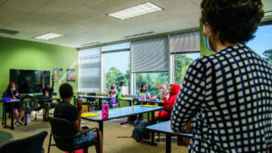 Estudiantes de EEUU pasando clases con las respectivas medidas de seguridad