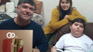 Tomiii 11 recibiendo un reconocimiento de YouTube