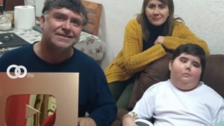 Tomiii 11 recibiendo un reconocimiento de YouTube