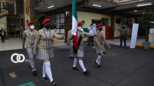 Estudiantes mexicanos volviendo a las clases presenciales