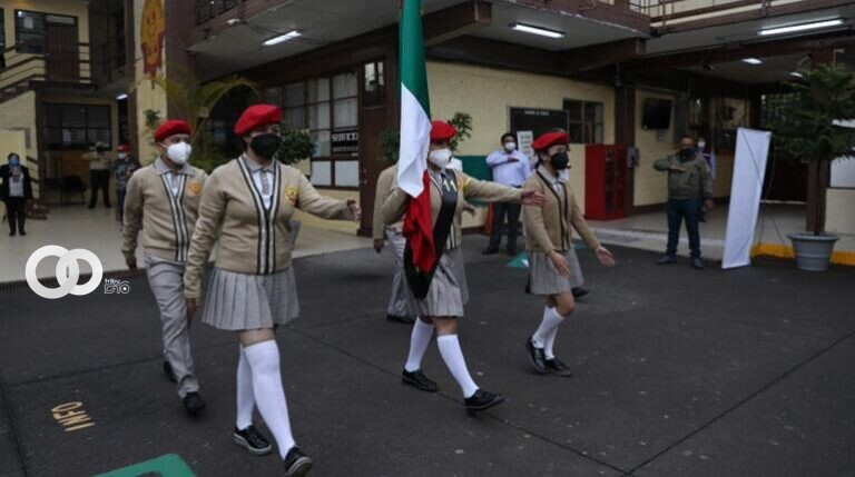 Estudiantes mexicanos volviendo a las clases presenciales