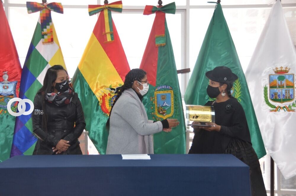Alcaldesa de El Alto entrega reconocimiento 