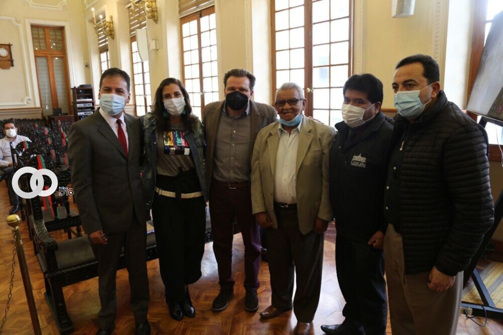 Concejo Municipal otorga reconocimiento a maestro