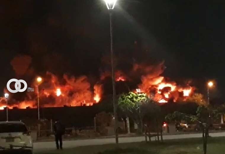 Fábrica de colchones en Santa Cruz luchó por más de cinco horas contra el fuego
