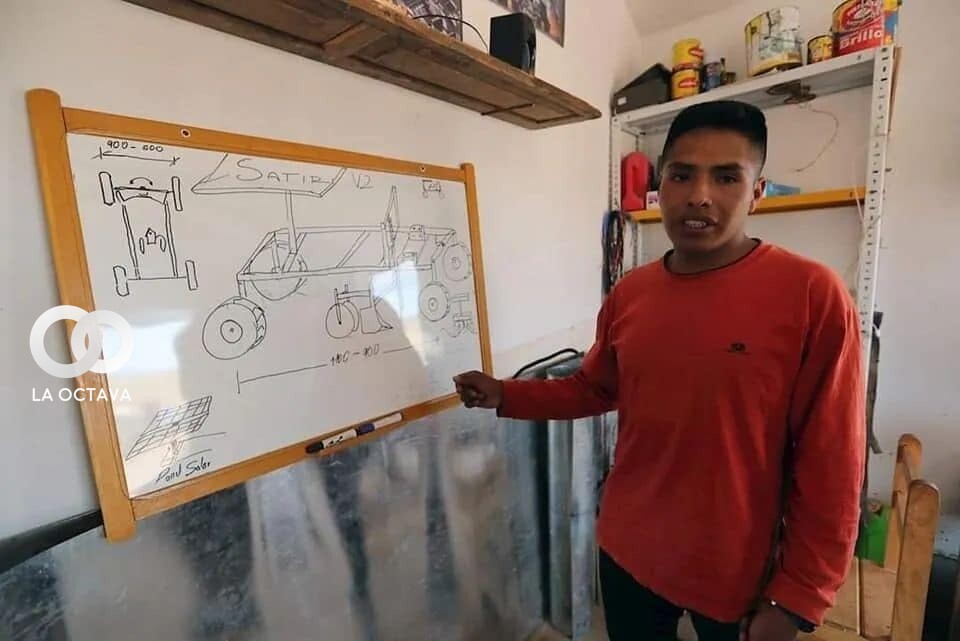 Joven Ramiro Mamani, dentro de el taller donde diseñó su robot "Satiri". (FOTO: )