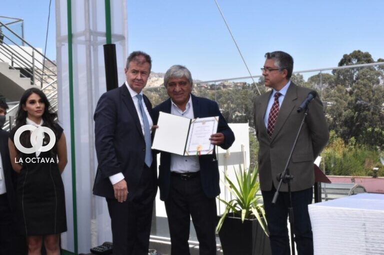 BNB recibe el “Árbol de la Ciudad” en reconocimiento a la energía solar instalado en sus ambientes