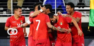 Los jugadores bolivianos celebran el tanto de Ramallo