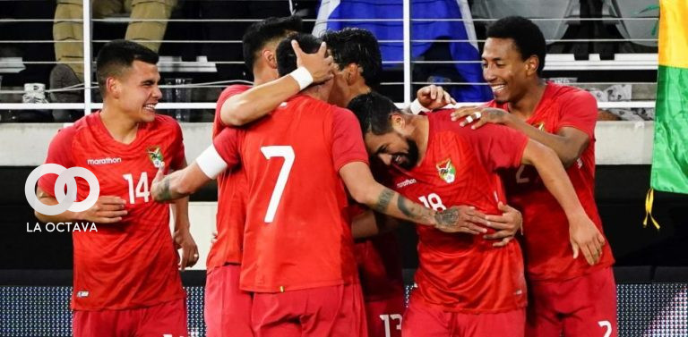 Los jugadores bolivianos celebran el tanto de Ramallo