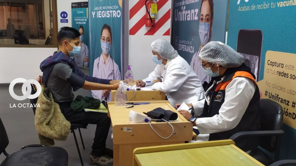 Centro de vacunación en UNIFRANZ El Alto