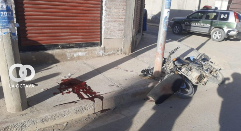 Oruro: motociclista en coma tras chocar contra un poste de alumbrado público