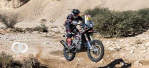 Daniel Nosiglia va al mando de una moto KTM.