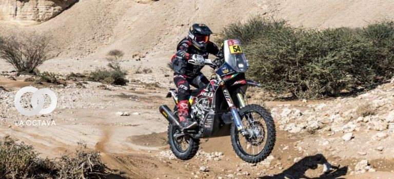 Daniel Nosiglia va al mando de una moto KTM.